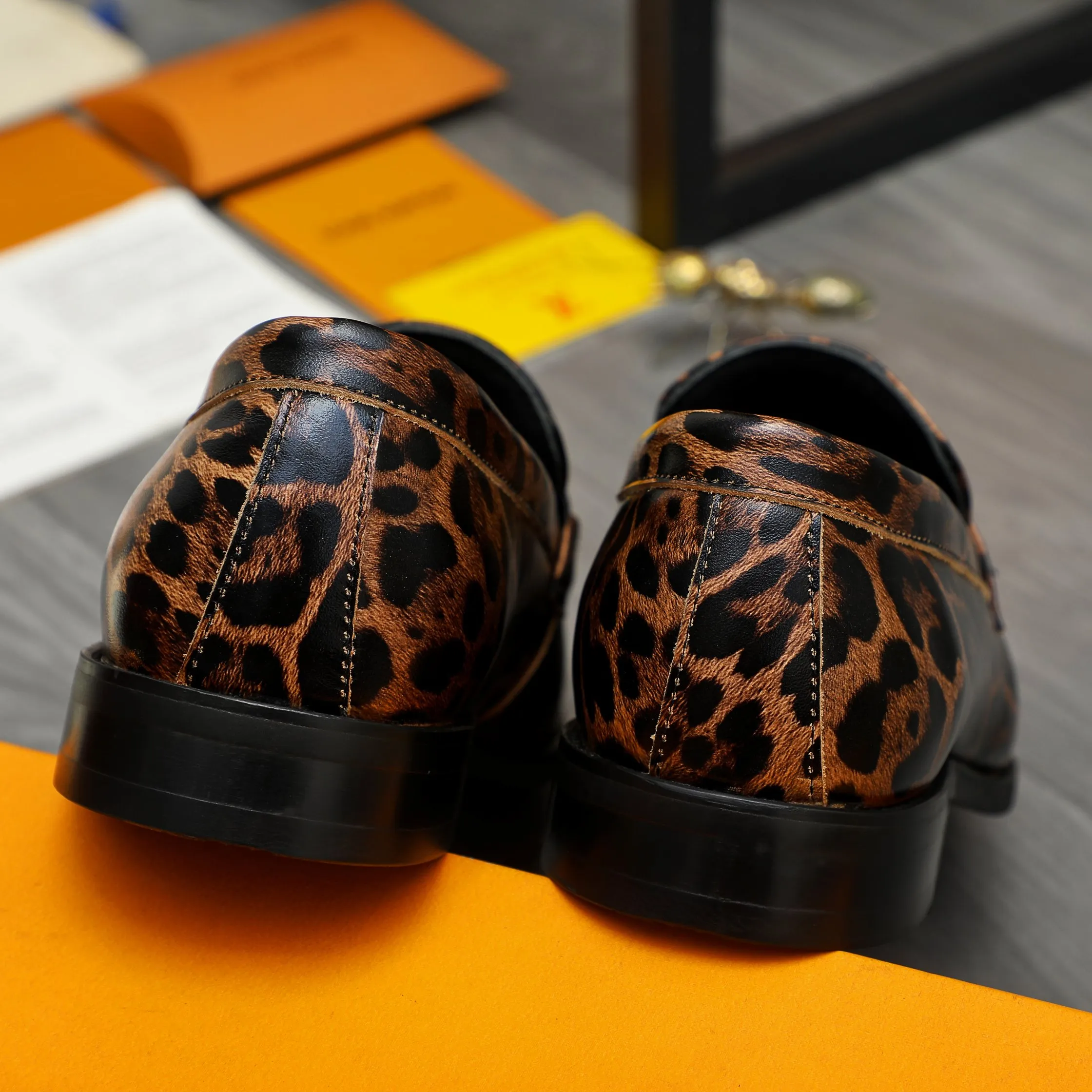 Men's shoes 💰p460 Product trademark: LV "Louis Vuitton" business slip-on leather shoes. Regular size: 39-45 (45 is custom-made and non-returnable) Product materials: Selected leopard print cowhide upper, cowhide lining, original rubber outsole